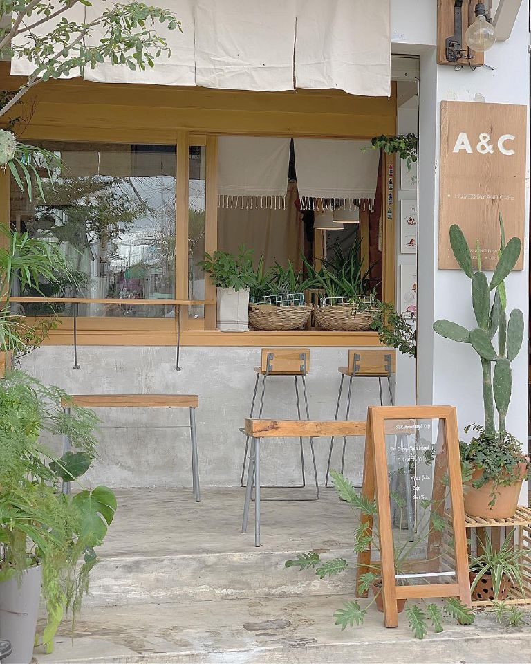 Quán cafe với phong cách Hàn Quốc vintage nằm tại tầng 1 của homestay Nha Trang.