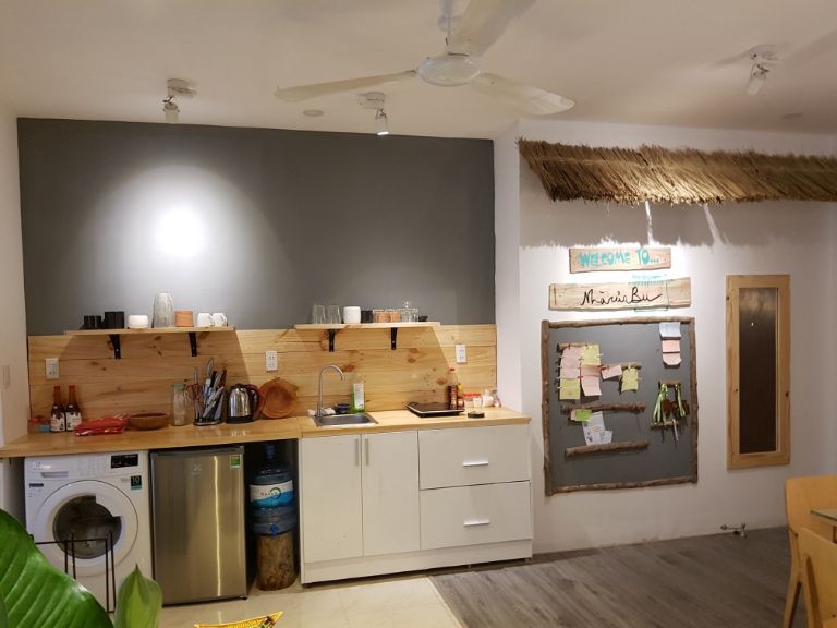 Khu vực phòng bếp tại homestay Nha Trang Nhà của Bu có thiết kế nhỏ gọn, được trang bị đầy đủ đồ dùng nấu ăn cần thiết.