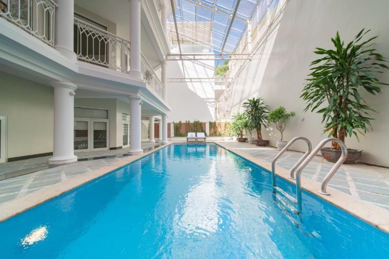 Villa có bể bơi riêng rộng khoảng 35m2 được thiết kế với độ sâu phù hợp với cả người lớn và trẻ em.
