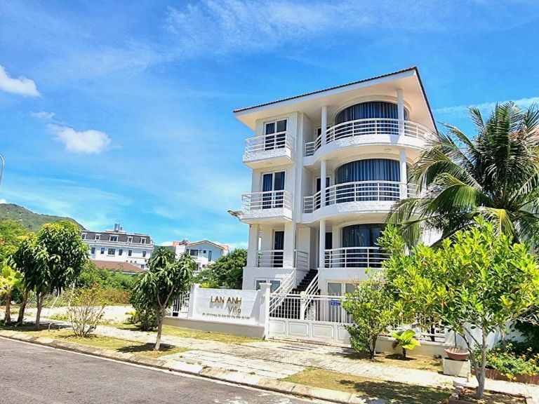 Lan Anh Villa là villa Nha Trang gần biển có thiết kế 04 tẩng với tông màu trắng chủ đạo.