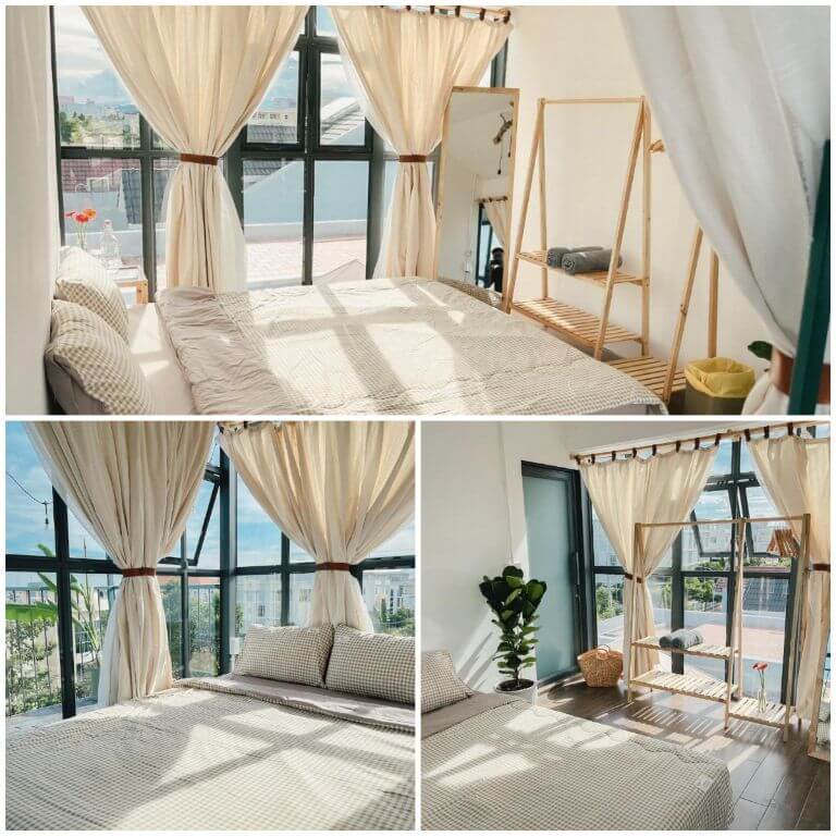 Phòng nghỉ tại Lim House Homestay có rèm cửa lớn che nắng và khung cửa kính đón gió 