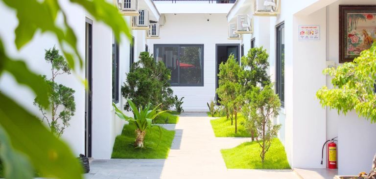 P House homestay Phan Thiết bao gồm 2 dãy nhà xung quanh bao phủ bởi nhiều xây xanh tạo không khí trong lành 
