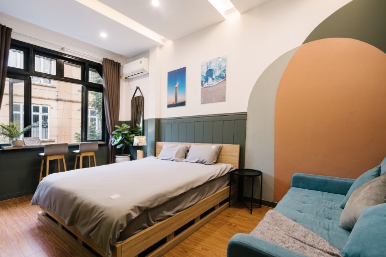 Phòng giường đôi nhỏ nhắn với diện tích khoảng 25 mét vuông với phong cách trang trí hiện đại, tiện nghi