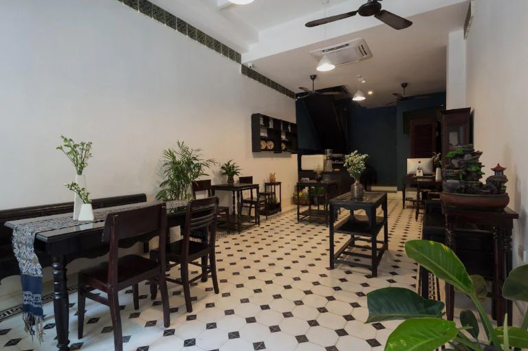 Nhà hàng được thiết kế theo phong cách Hà Nội xưa, với bàn ghế gỗ màu trầm kết hợp với cây xanh trang trí