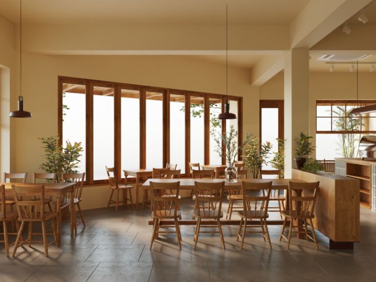 Quán cafe được trang bị nội thất bằng gỗ đem lại cảm giác yên bình, gần gũi cho không gian nghỉ dưỡng