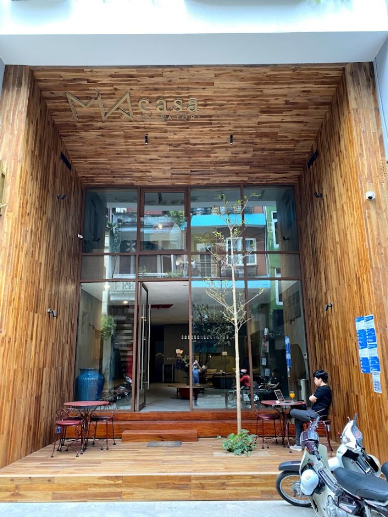 Mặt tiền của Mia Casa by Satori homestay được lợp một lớp vẫn gỗ nâu thu hút mọi ánh nhìn của khách qua đường