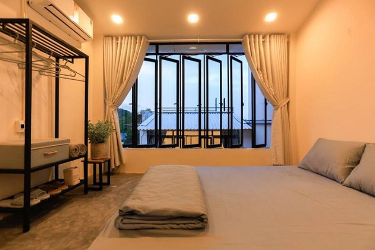 Không quá cầu kỳ, những căn phòng của Lạc Thôn - Homestay Phú Yên vẫn làm khách hàng hài lòng vì sự tiện nghi và đặc biệt là thiết kế cửa sổ mới lạ 