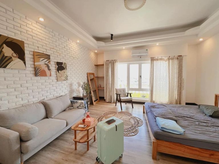 Phòng ở của homestay Phú Yên này vô cùng sạch sẽ và rộng rãi, với lối decor hiện đại kết hợp cùng những gam màu pastel bắt mắt nhất định sẽ khiến bạn thích thú