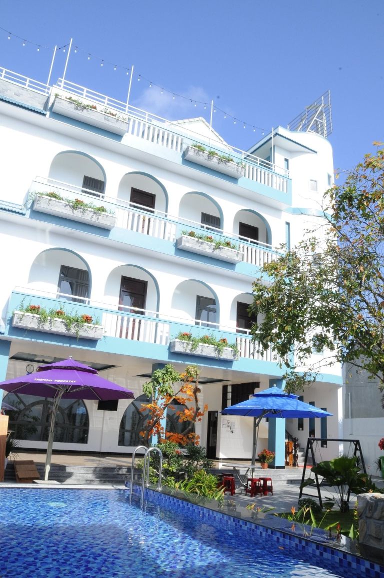 Du khách có thể dễ dàng bắt gặp căn homestay có tông màu trắng xanh vô cùng bắt mắt tại trung tâm thành phố Tuy Hòa 