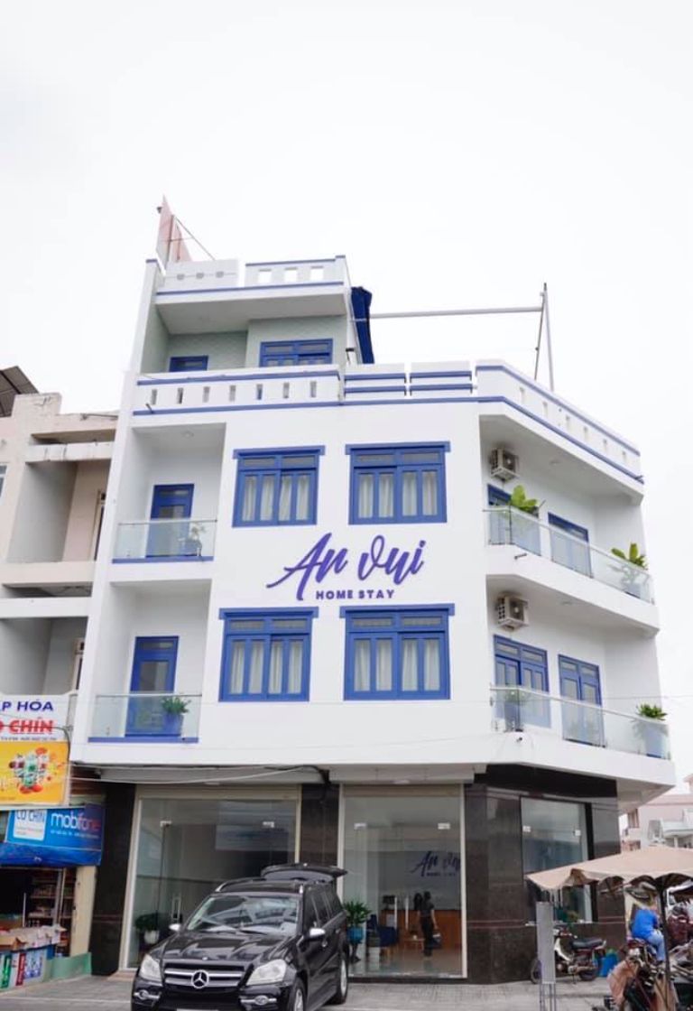 An Vui Homestay nổi bật với tông màu trắng xanh nằm giữa lòng thị trấn Phước Hải 