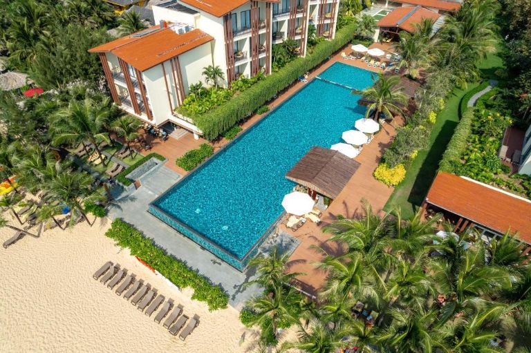 Dusit Princess Moonrise Beach Phu Quoc sở hữu bể bơi vô cực trải dài ra sát bờ biển (nguồn: facebook.com)