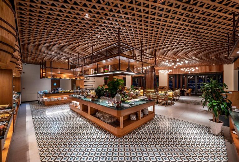 Nhà hàng Palm Kitchen có thiết kế nổi bật với trần nhà cao độc đáo (nguồn: facebook.com)