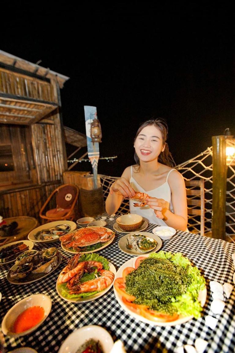 Mira mang đến cho du khách các bữa ăn ngon cùng ẩm thực địa phương và hải sản tươi sống.
