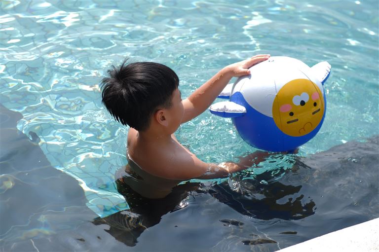 Ngoài tắm tại bãi biển, du khách còn có thể hoà mình vào làn nước mát lạnh tại hồ bơi trong nhà tại ROSHI.