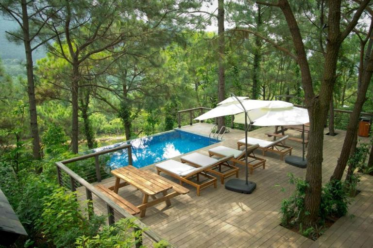 Hồ bơi ngay dưới rừng thông được thiết kế rất nhiều ghế nằm và bàn xung quanh nên du khách có thể ăn uống và thư giãn tại đây