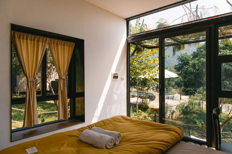 Phòng ngủ chỉ vỏn vẹn 17m2 nhưng thiết kế nhiều cửa kính sẽ mang đến cho du khách không gian sinh hoạt rộng rãi hơn