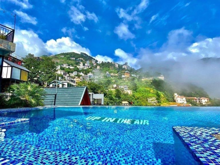 Ngoài dịch vụ lưu trú, homestay Tam Đảo này còn cung cấp cho khách hàng sử dụng miễn phí sân nướng BBQ và bể bơi vô cực.