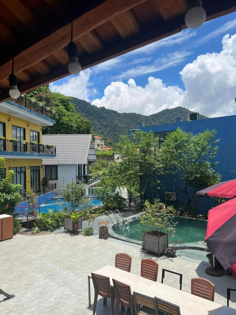 Từ phòng nghỉ, du khách sẽ sở hữu tầm nhìn ra bể bơi và khuôn viên của homestay Tam Đảo này