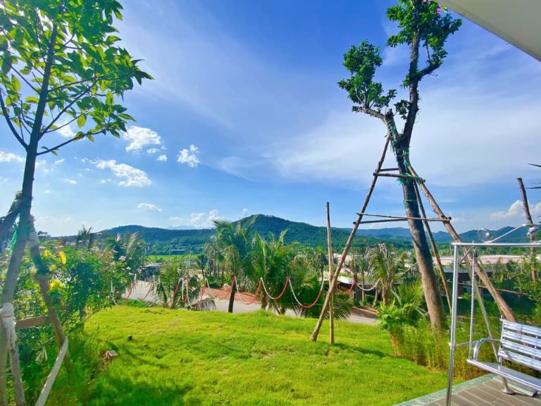 Tầm nhìn cực chill từ Tropical Villa ra khuôn viên được du khách đánh giá rất cao