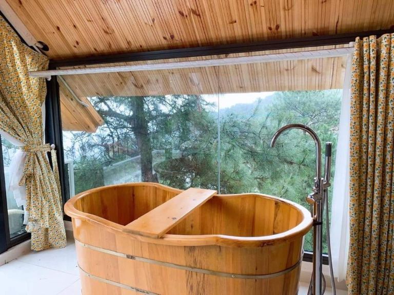 Tùy theo hạng phòng mà bạn sẽ được cung cấp bồn tắm gỗ, bạn cần liên hệ với homestay để biết thêm thông tin chi tiết