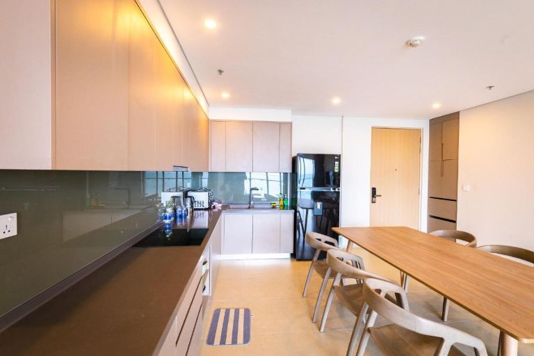 Phòng bếp của căn homestay Vũng Tàu này được bố trí đầy đủ tiện nghi để bạn có thể nấu ăn tại gia vô cùng an toàn và hợp vệ sinh