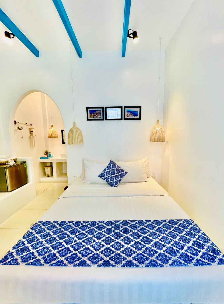 Tất cả các phòng nghỉ tại homestay Vũng Tàu nổi tiếng này vẫn giữ phong cách tối giản với màu sắc chủ đạo là xanh và trắng.