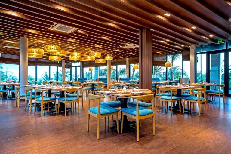 Nhà hàng Maison Long Hải nằm tại tầng trệt của tòa nhà, khách hàng có thể thưởng thức những món ăn đa dạng với phong cách ẩm thực Á tại đây.