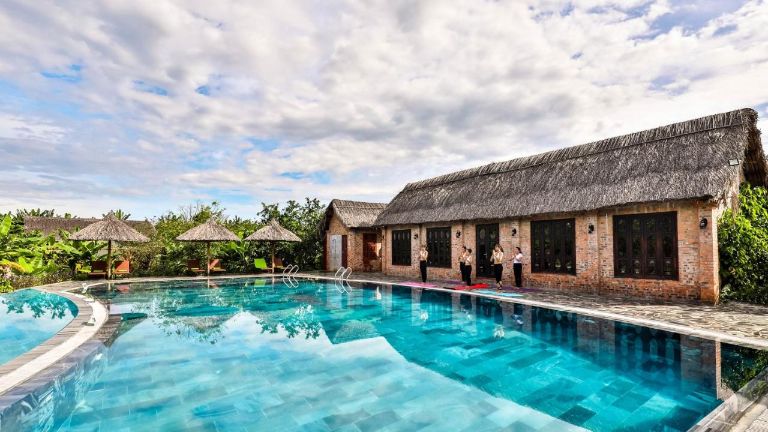 Hue Ecolodge sở hữu hồ bơi vô cực với view hướng vườn cực chill (nguồn: booking.com)
