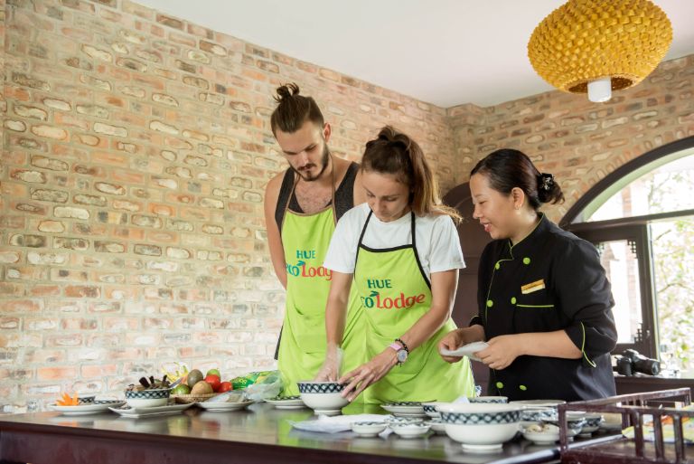 Lớp học nấu ăn tại Hue Ecolodge là hoạt động được du khách cực kì ưa chuộng khi tới nơi đây (nguồn: facebook.com)