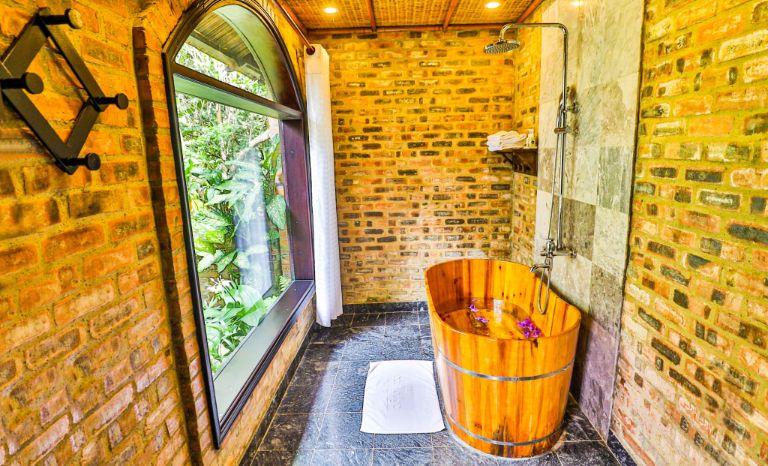 Phòng Deluxe sở hữu khu vực bồn tắm view vườn cực chill cho bạn thoả sức tận hưởng (nguồn: booking.com)