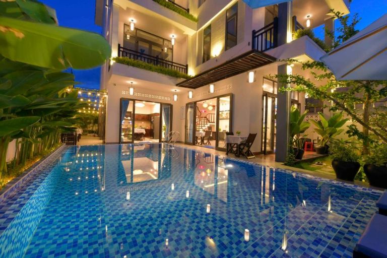 Island Town Villa vào buổi tối sẽ rất lung linh với ánh sáng vàng ấm mang lại không gian nghỉ ngơi rất thư giãn cho du khách 