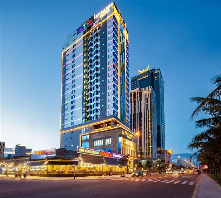 Rosamia Đà Nẵng là khách sạn Đà Nẵng gần biển đạt tiêu chuẩn 5 sao mang đến trải nghiệm đa dạng cho khách hàng. 