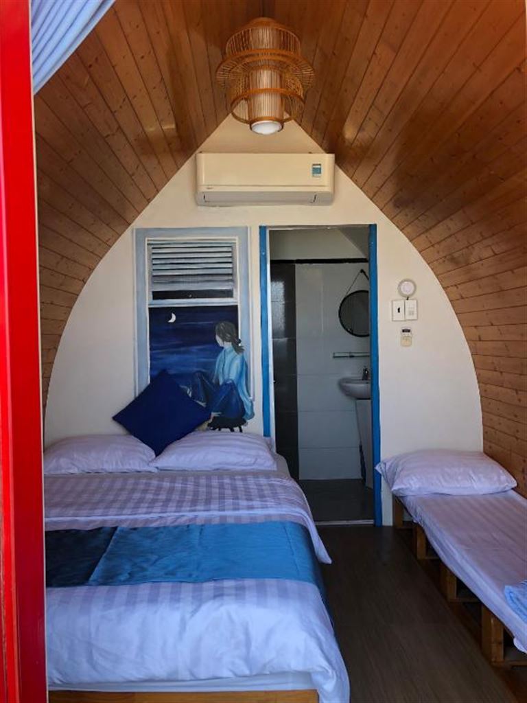 Hạng phòng La House sóng xanh tại La Beach House Quy Nhơn có một giường đôi cỡ nhỏ và cho phép kê thêm nệm. 