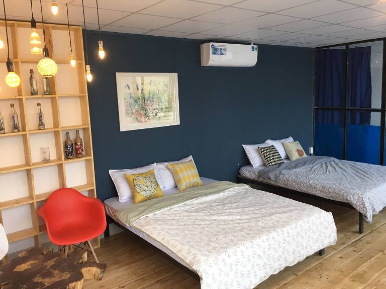 Phòng 2 giường đôi với diện tích rộng gần gấp đôi phòng tiêu chuẩn sẽ giúp bạn có thêm không gian để sinh hoạt cũng như nghỉ ngơi