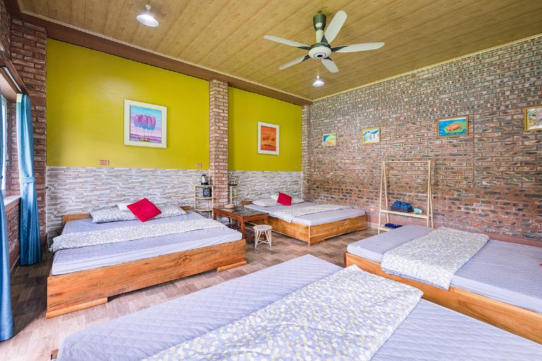 Phòng ngủ được lắp đặt 4 giường ngủ có chiều dài là 2m và được kê các nệm cao cấp đảm bảo mang đến cho du khách sự thư giãn nhất 