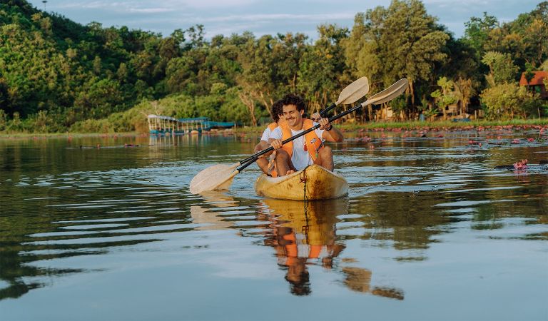Dịch vụ được du khách ưu thích nhất tại Lak Tented Camp là chèo thuyền kayak trên hồ