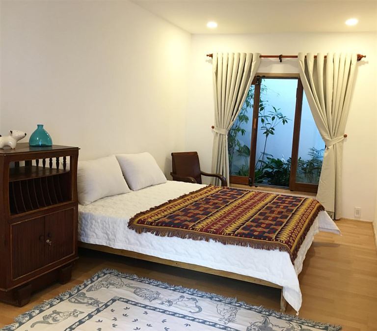 Larose Homestay Quy Nhơn - The Bohome Vũ Bảo gồm 2 phòng ngủ là lựa chọn phù hợp cho nhóm từ 2 - 8 người. 