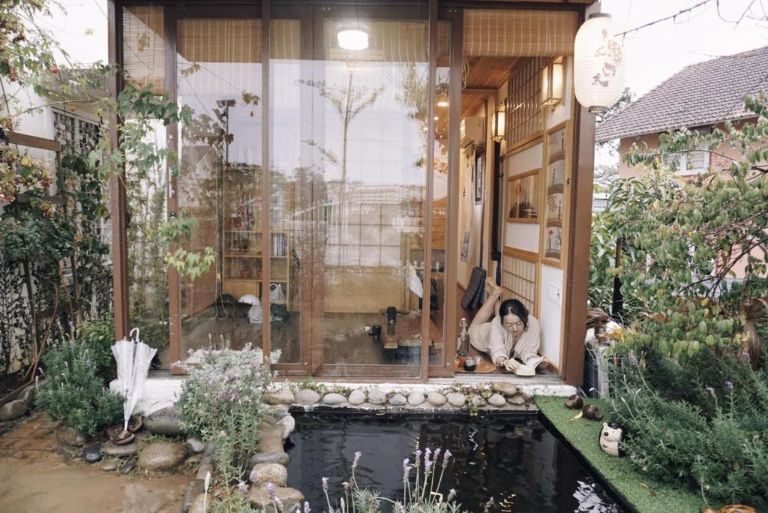 Phòng giường đôi nhìn ra hồ nước đưa bạn đến không gian đậm nét Nhật Bản (nguồn: facebook.com)