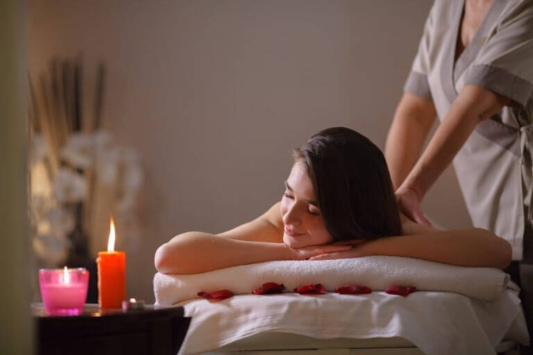 Dịch vụ Massage tái tạo cơ thể với pháp đồ và liệu trình được phục vụ tại tầng 1 của khu nghỉ dưỡng 
