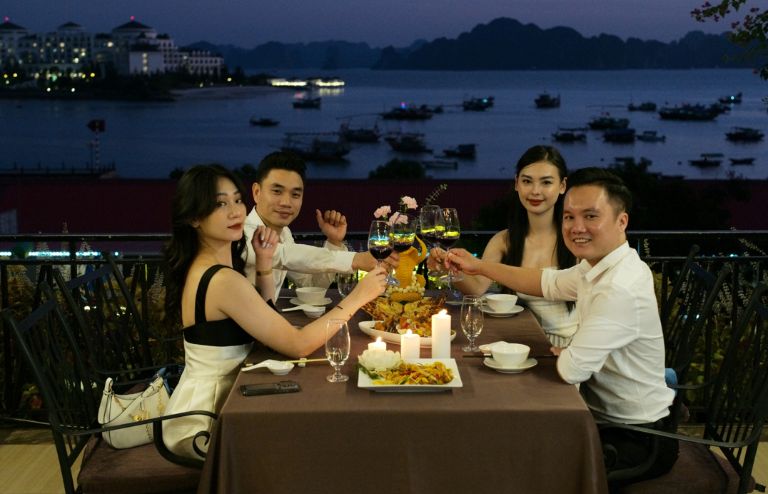 Những bữa ăn ấm áp, lãng mạn bên biển chắc chắn sẽ làm bạn hài lòng 