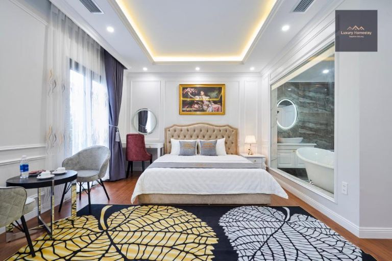 Phòng 1 giường đôi vô cùng rộng rãi, được trang bị đầy đủ các tiện nghi khép kín nhằm gia tăng sự tiện lợi và riêng tư cho khách hàng