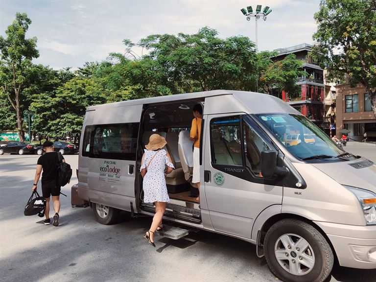 Mai Châu Ecolodge Hoà Bình cung cấp dịch vụ đưa đón từ Hà Nội với hai hình thức mức giá từ 600.000đ - 3.000.000đ. 