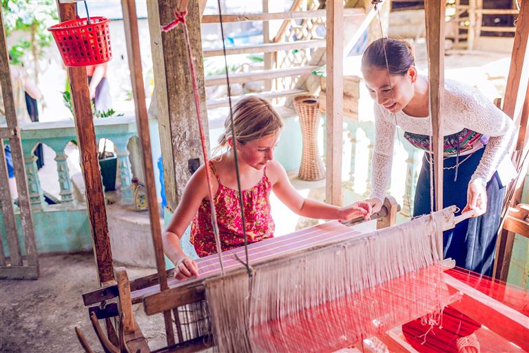 Homestay tổ chức các lớp học văn hoá địa phương như dệt vải, nấu ăn, đan len thú vị. 