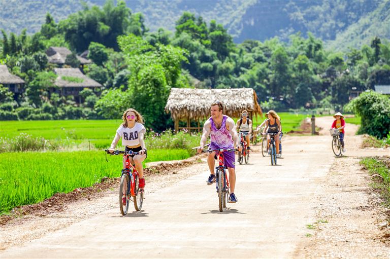 Khách lưu trú được sử dụng xe đạp tại homestay miễn phí khi thuê phòng tại Mai Châu Ecolodge Hoà Bình. 