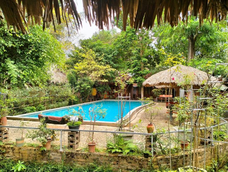 Mai Chau Farmstay có bể bơi ngoài trời rộng rãi với hiên tắm nắng cho du khách miễn phí sử dụng (nguồn: facebook.com)