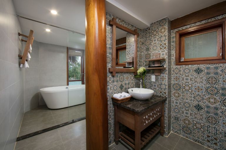 Hạng phòng Family Suite có phòng tắm rộng rãi với đầy đủ bồn tắm spa, lavabo (nguồn: facebook.com)