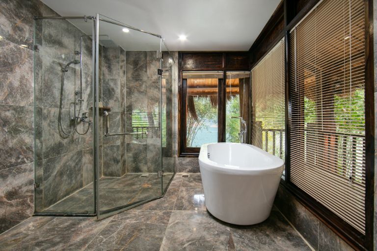 Bồn tắm spa tại Hạng phòng Executive Suite hướng thẳng ra hồ cực chill (nguồn: facebook.com)