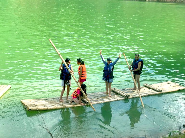 Chèo bẻ mảng trên hồ Hoà Bình là hoạt động thú vị bạn nên trải nghiệm (nguồn: facebook.com)