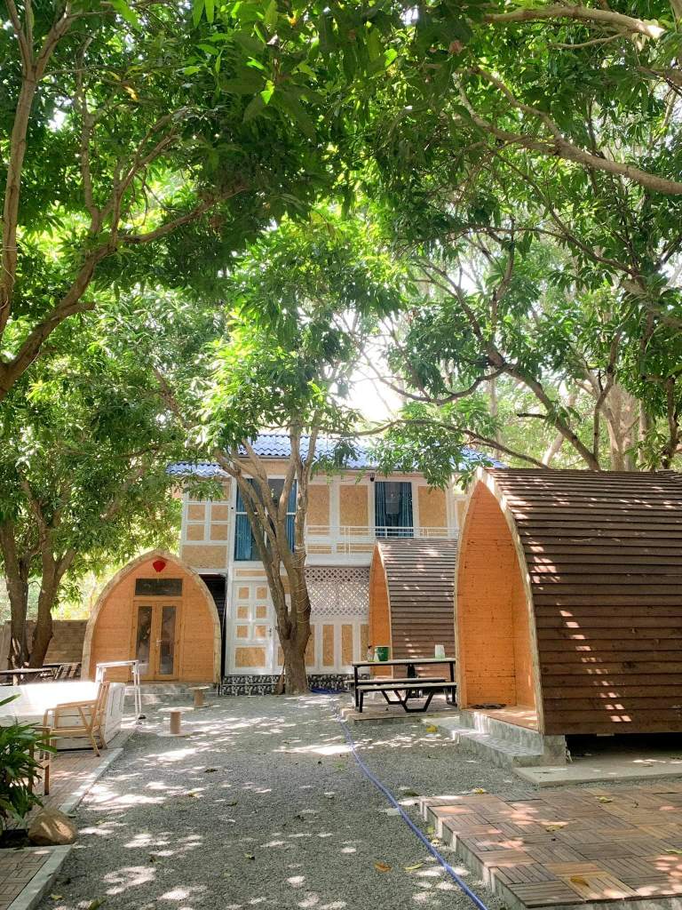 Những căn bungalow nằm dưới bóng những cây xoài to lớn, mang đến một không gian trong lành, thoáng đãng. (Nguồn: Facebook.com)