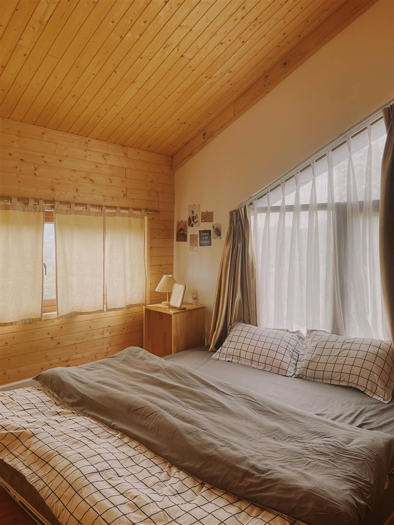 Phòng gác mái cỡ lớn tại Micasa - Cao Bằng Camping mang đến không gian nghỉ ngơi riêng tư và thoải mái cho các cặp đôi. 
